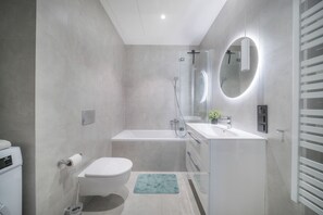 A modern bathroom with a toilet, bidet, and shower. - Towarowa Towers Luxury Apartament | free parking (Warszawa)