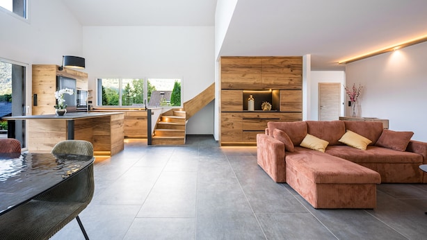 Un interior moderno con cocina, comedor y sala de estar.