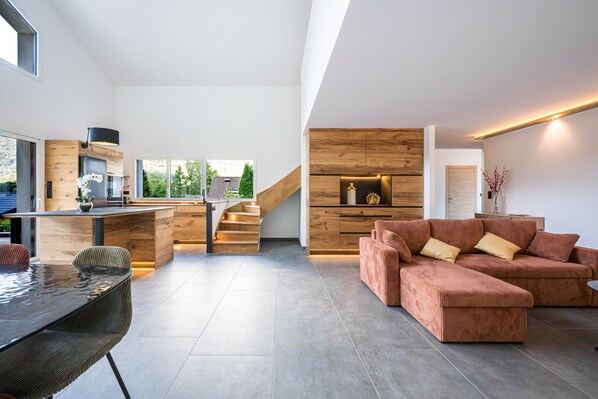 A modern interior with a kitchen, dining area, and living space. - L'Écrin des Noyers - Vue montagne, proche forêt (La Bâthie)