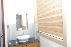 Free toiletries, towels, soap - Highway Suites Kochi (Kochi)