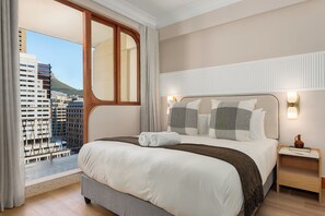 A hotel room with a large bed, a view of the cityscape, and a modern design. - Charlie and the Chairman | Urban Retreat (Cape Town)