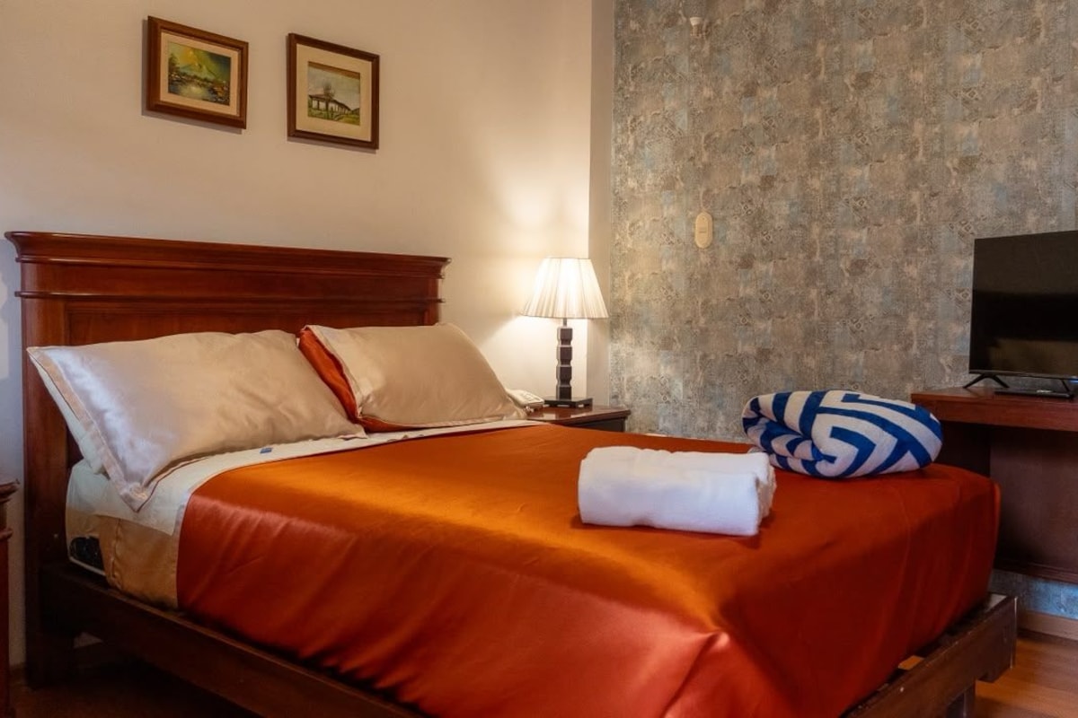 Quarto básico | Quartos à prova de som, ferros/tábuas de passar roupa, Wi-Fi de cortesia