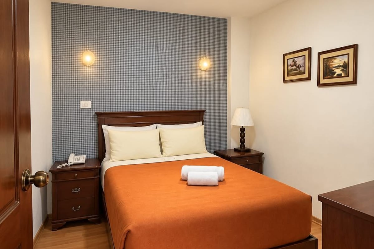 Quarto conforto, 1 cama Queen | Quartos à prova de som, ferros/tábuas de passar roupa, Wi-Fi de cortesia