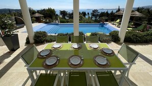 Outdoor dining - Vrbo Property (Sanary-sur-Mer)