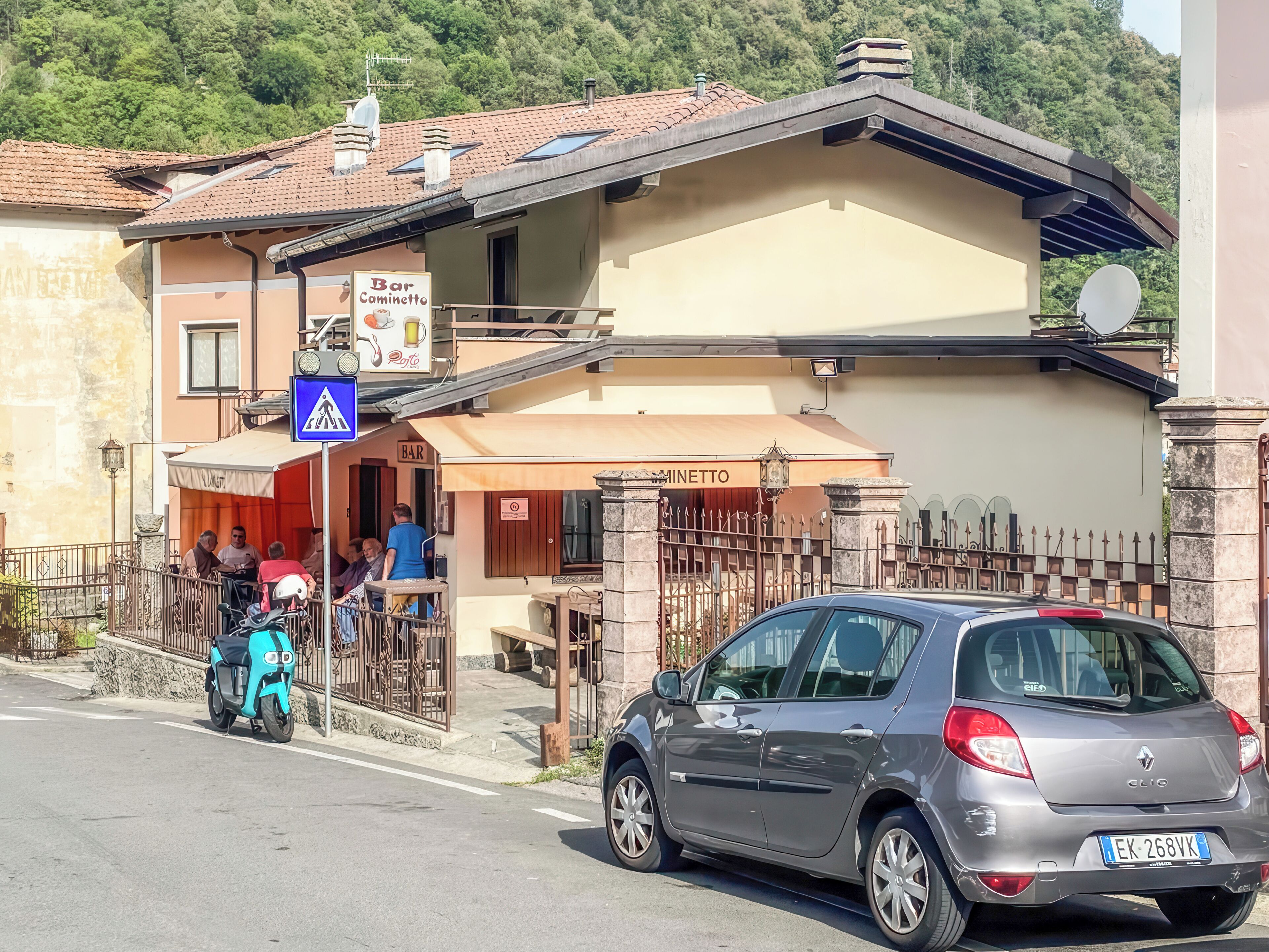 Un edificio con un bar llamado 'Bar Caminetto' y un letrero que dice 'Rote'.