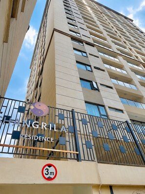 Un edifici de grattacell amb un rètol que diu 'Shangrila Residence'.