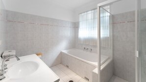 Unclassified image, 4 of 10, button - Top-Floor Apartment - Walk to Sutherland Station, 40 min to Sydney CBD (Sutherland)