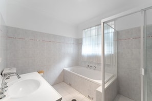 Bathroom - Top-Floor Apartment - Walk to Sutherland Station, 40 min to Sydney CBD (Sutherland)