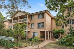 Exterior - Top-Floor Apartment - Walk to Sutherland Station, 40 min to Sydney CBD (Sutherland)