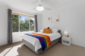 Room - Top-Floor Apartment - Walk to Sutherland Station, 40 min to Sydney CBD (Sutherland)
