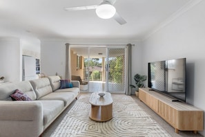 Living area - Top-Floor Apartment - Walk to Sutherland Station, 40 min to Sydney CBD (Sutherland)