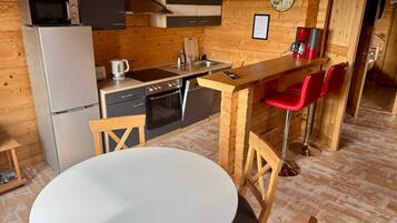 Coffee/tea maker, fridge, oven, dishwasher