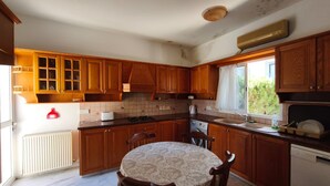 Private kitchen - Azure Horizon Villa (limassol)