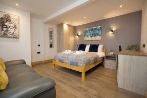 Room - Modern One Bedroom Apartment Near CBS Arena (West Midlands)