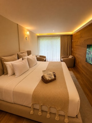 Suite Deluxe, balcone, vista città | Ferro/asse da stiro