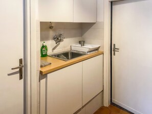A compact kitchen with a sink, countertop, and cabinets. - Klaus Studio - Schignano (Occagno)