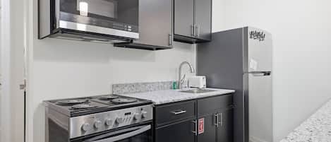 Refrigerador, microondas, horno y parrilla de estufa