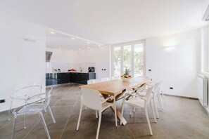 A modern kitchen with a dining area. - Villa near Monte San Costanzo with pool (Massa Lubrense)