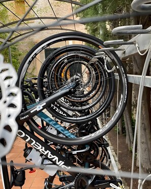 A bicycle rack with multiple bicycles secured. - Room 'Suite Summer' with Shared Pool, Wi-Fi and Air Conditioning (Alaró)