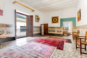 Interior - Room 'Suite Summer' with Shared Pool, Wi-Fi and Air Conditioning (Alaró)