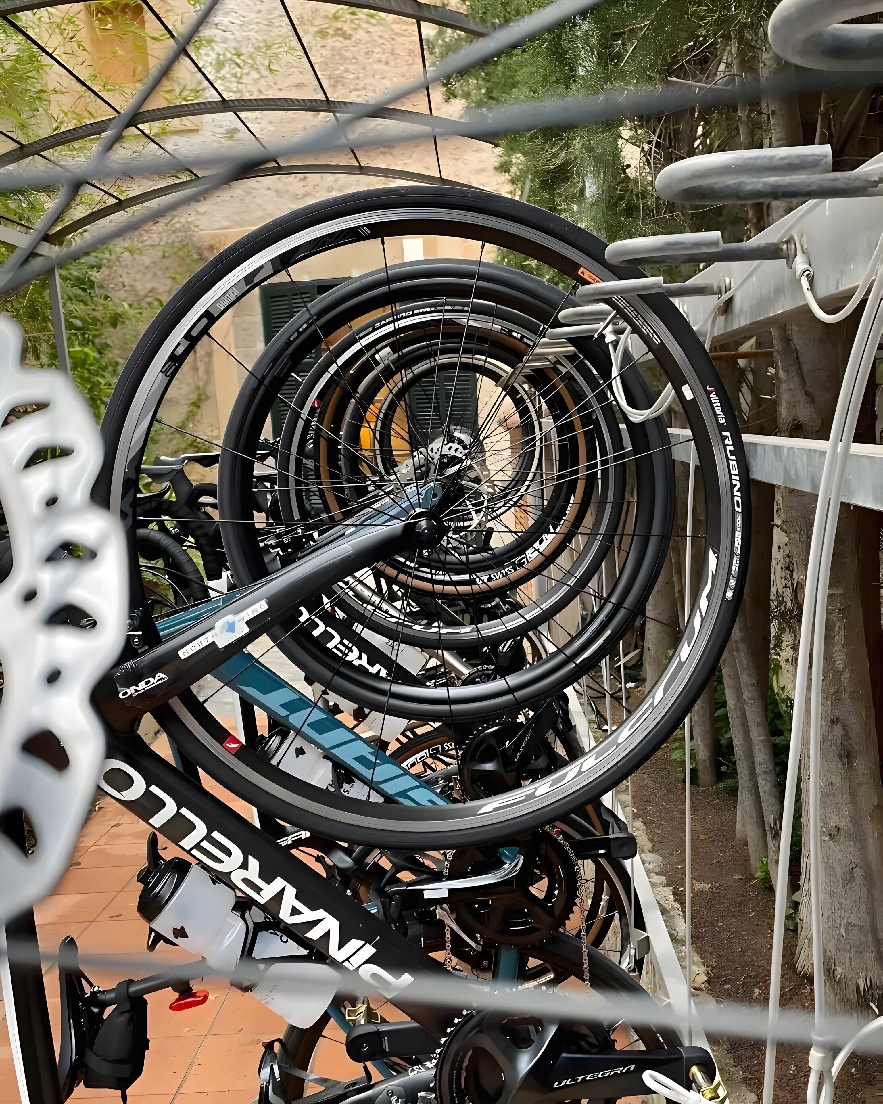 Un support à vélos sur lequel plusieurs vélos sont attachés.