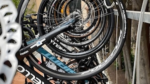 Ett cykelställ med flera cyklar fastlåsta.