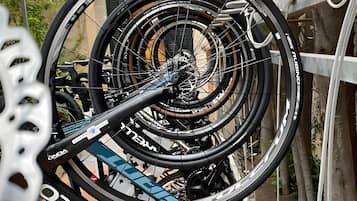 Un support à vélos sur lequel plusieurs vélos sont attachés.