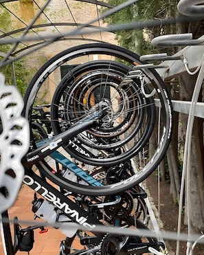 Un aparcamiento para bicicletas con varias bicicletas aseguradas.