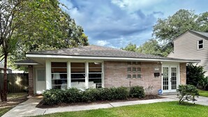 Exterior - Cozy 2-bedroom cottage in Baton Rouge, Near LSU (Baton Rouge)