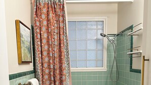 Bathroom - Cozy 2-bedroom cottage in Baton Rouge, Near LSU (Baton Rouge)