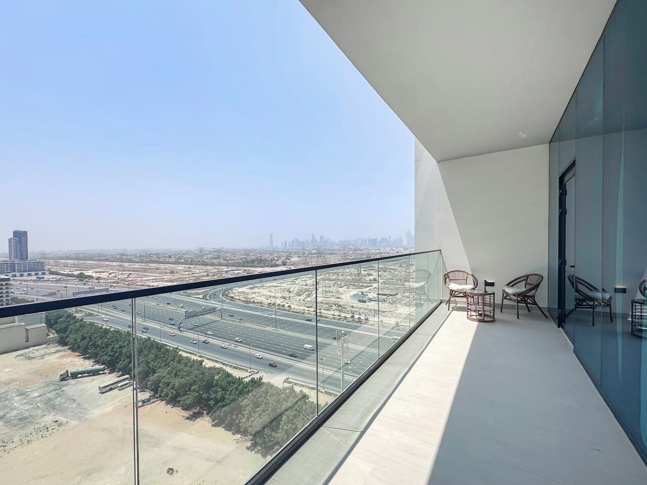 Ein Balkon mit freiem Blick auf eine Autobahn und den Stadtgürtel.