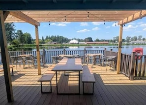 Outdoor dining - Mallard Brook Caravan -sleeps 8- Billing Aquadrome (Northampton)