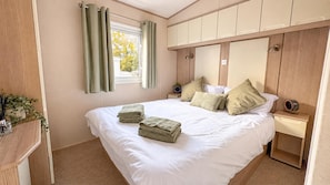 Room - Mallard Brook Caravan -sleeps 8- Billing Aquadrome (Northampton)