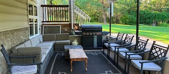 Lovstrom Estates - Beautiful Private Countryside retreat