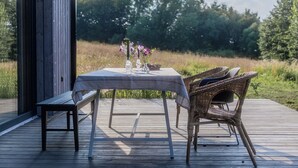 Outdoor dining - Cozy 2-bedroom house with hot tub, surrounded by nature, next to Cracow (Biskupice)