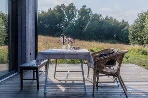 Outdoor dining - Cozy 2-bedroom house with hot tub, surrounded by nature, next to Cracow (Biskupice)