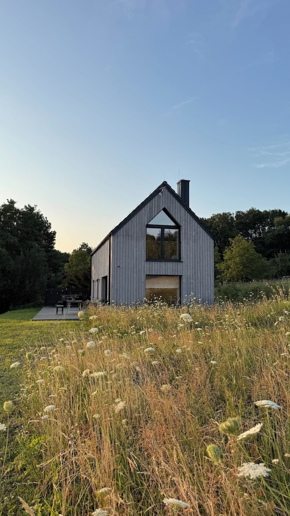 Exterior - Cozy 2-bedroom house with hot tub, surrounded by nature, next to Cracow (Biskupice)