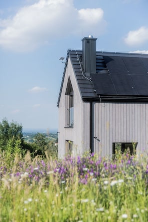 Exterior - Cozy 2-bedroom house with hot tub, surrounded by nature, next to Cracow (Biskupice)