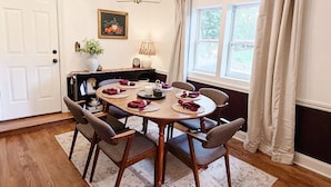 Dining - Hearth & Willow Cottage Steps from Downtown (De Soto)