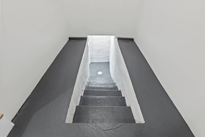 Una escala amb una combinació de colors negre i blanc que condueix a un pis superior.