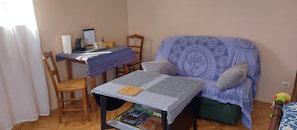 Living area - Bed and Breakfast 'Chambre 1' with Private Terrace and Wi-Fi (Les Sables-d'Olonne)