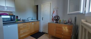 Private kitchen - Bed and Breakfast 'Chambre 1' with Private Terrace and Wi-Fi (Les Sables-d'Olonne)