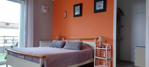 Room - Bed and Breakfast 'Chambre 2' with Private Terrace and Wi-Fi (Les Sables-d'Olonne)