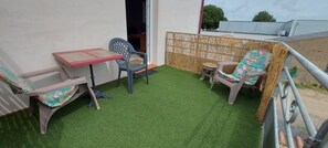Outdoor dining - Bed and Breakfast 'Chambre 2' with Private Terrace and Wi-Fi (Les Sables-d'Olonne)
