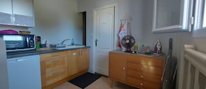 Private kitchen - Bed and Breakfast 'Chambre 2' with Private Terrace and Wi-Fi (Les Sables-d'Olonne)