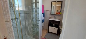 Bathroom - Bed and Breakfast 'Chambre 2' with Private Terrace and Wi-Fi (Les Sables-d'Olonne)