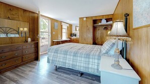 Room - Picturesque Studio Lakefront | Dock (Alton)