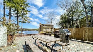 Outdoor dining - Picturesque Studio Lakefront | Dock (Alton)