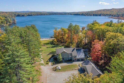 Lakefront 8BR with gym, game room, & home theatre