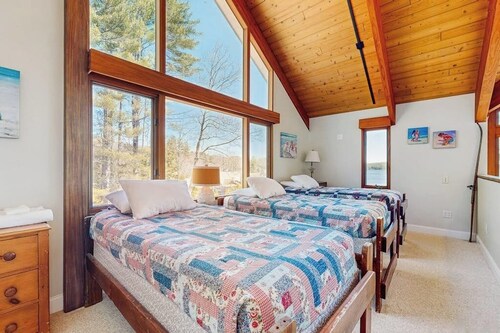 Lakefront 8BR with gym, game room, & home theatre